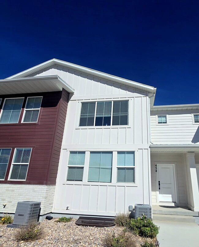 Building Photo - 454 E Nickel Ln