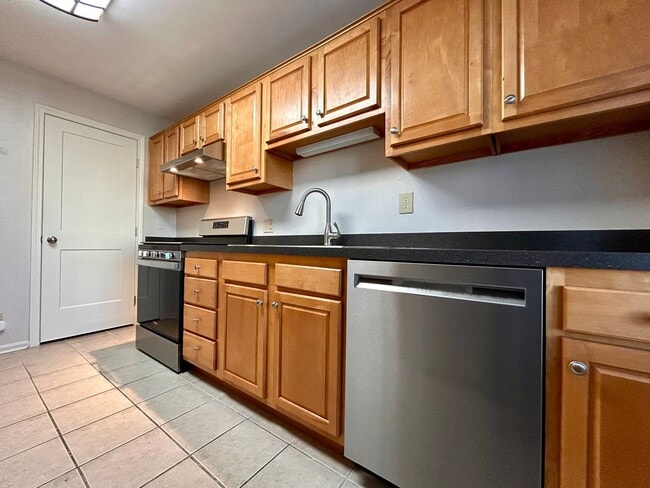 Building Photo - Cresent NE Apartments