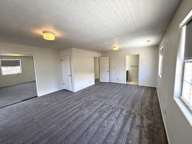 Building Photo - AVAILABLE AUGUST 4TH- RENT - 5 BDRM - 5 1/2 BATH - VIEWS VIEWS VIEWS