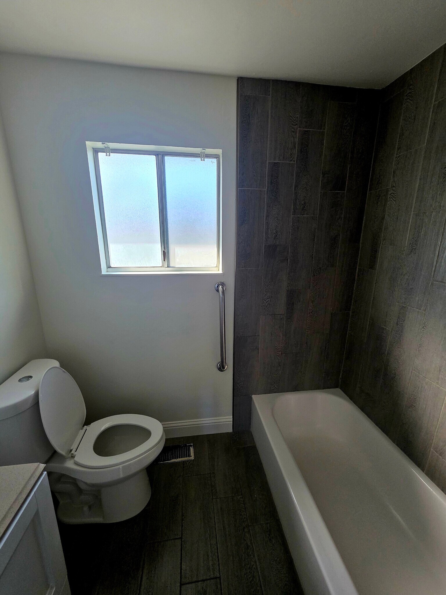 Building Photo - 327 N Lincoln Ave