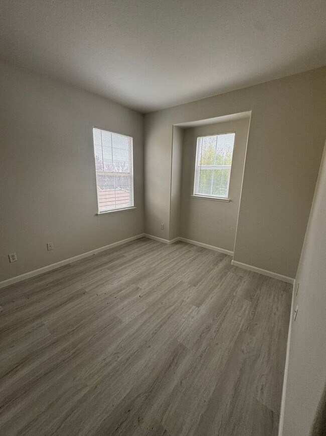 Building Photo - Great 5 bedroom 2.5 bath home in desirable Brentwood neighborhood! Crown molding in living room w...