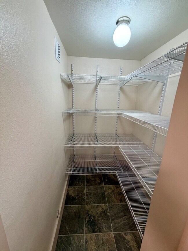 Building Photo - Charming 1-Bedroom Apartment Near Downtown | Utilities Included