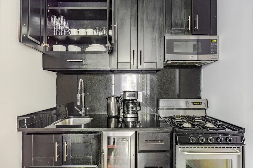 Building Photo - 562 Hudson St
