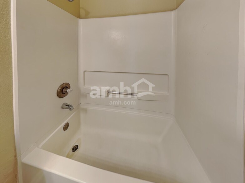 Building Photo - 1135 Legend Oak Dr