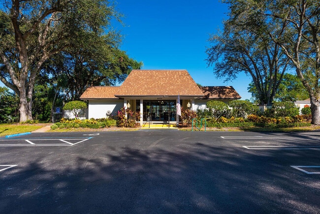 Building Photo - 4143 Palm Forest Dr N