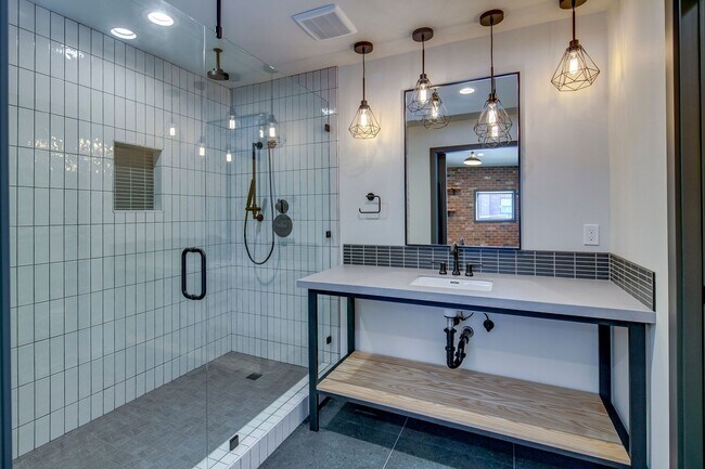 Building Photo - Modern Downtown Redmond 2 Bed/1 Bath Apart...