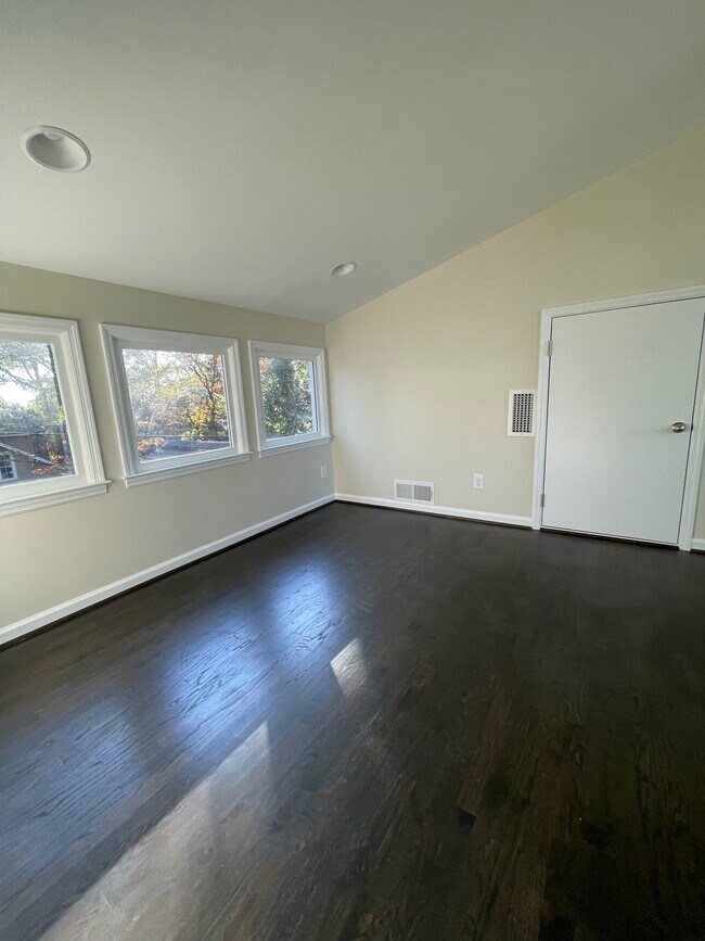 Gorgeous 3rd level room - a perfect office with treetop views - 898 Argonne Ave NE