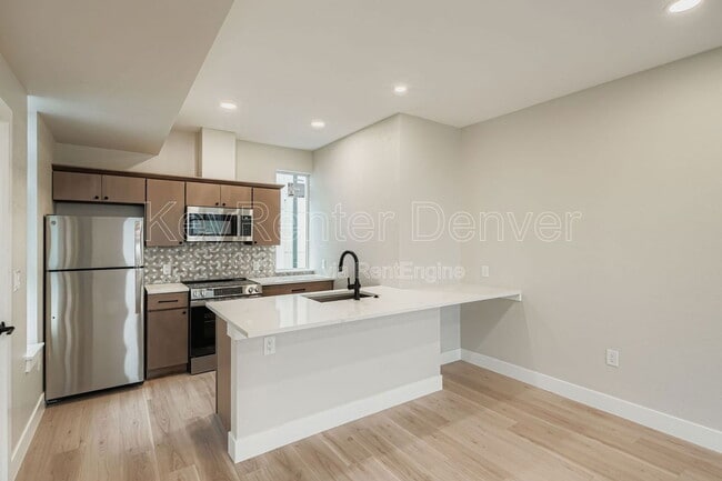 Building Photo - 2208 S Albion St