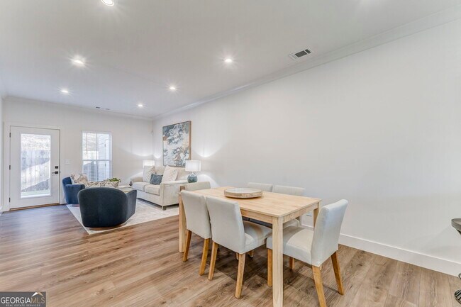 Building Photo - 93 Chateau Dr SE