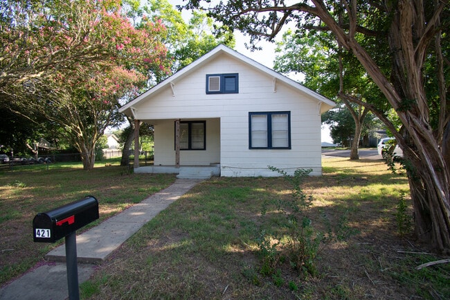 Primary Photo - 421 W Fisher St