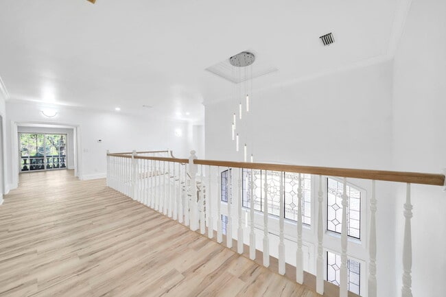 Building Photo - 1524 Glenlake Cir