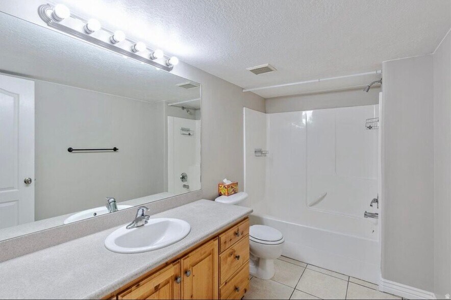 Building Photo - 1262 N Cir Cv