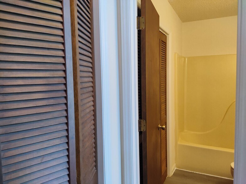 Building Photo - 510 Fairwood Lakes Dr