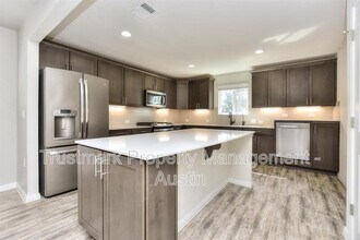 Building Photo - 220 Comal Ln