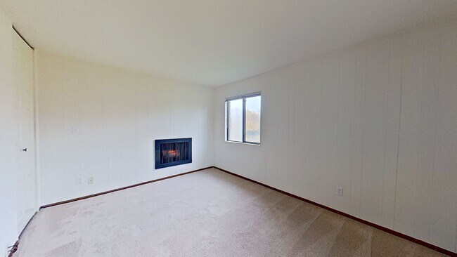 Building Photo - Upper 2 Bedroom 1.5 Bathroom Apartment Available