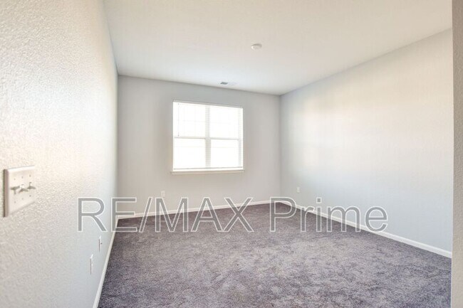 Building Photo - 1720 Vankar Dr