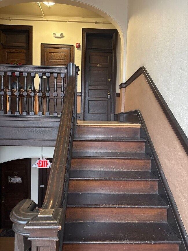 Building Photo - Modern Spacious Studio Apartment in the Rosenmiller Building in Downtown York City!