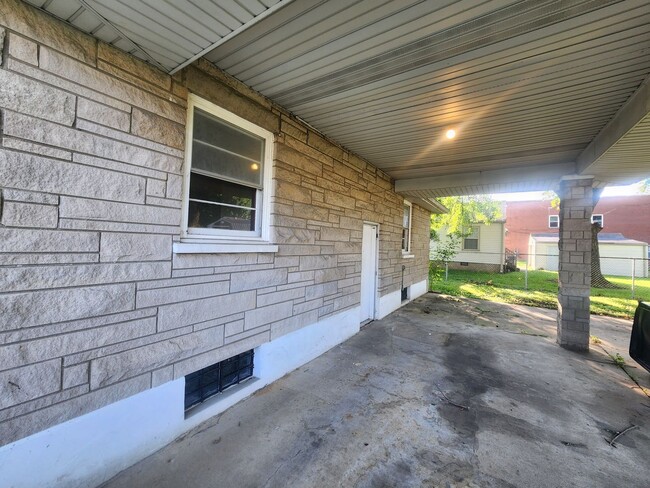 Building Photo - Charming 2 bedroom 1 bath with large rooms...