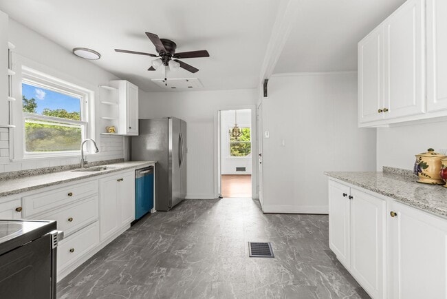 Building Photo - Beautifully Renovated 3 Bedroom 2.5 Bath H...