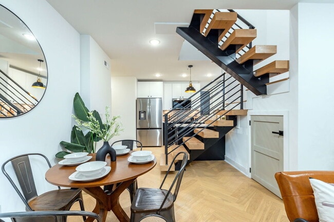 Building Photo - 609 S Orianna St