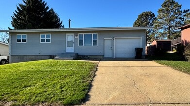 Building Photo - Cozy Single Family Home for Rent in Dickinson
