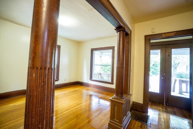 Building Photo - Spacious 5 Bed/2 Bath Single Family Home W...