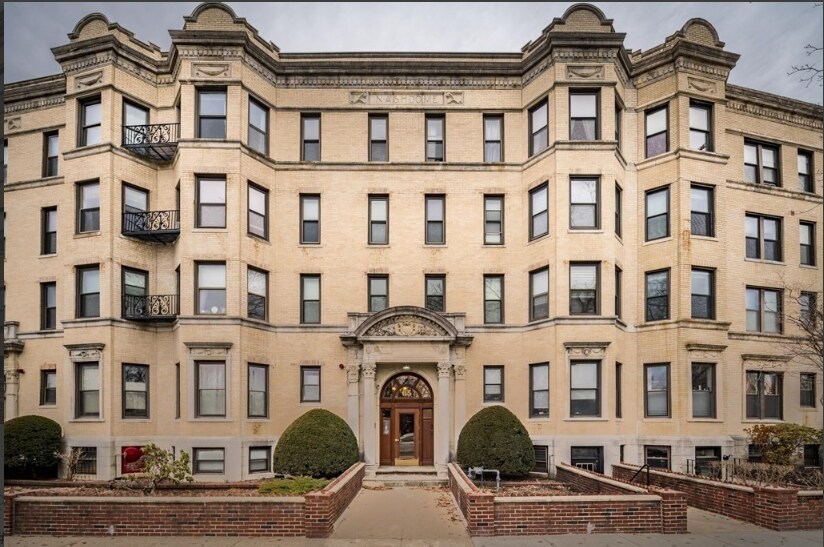 Building Photo - 65 Park Dr