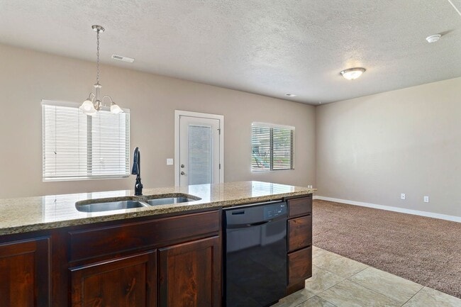 Building Photo - 3 Bed 2.5 Bath Layton Townhome