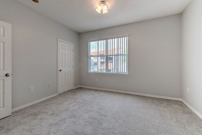 Building Photo - Very nicely upgraded  2bed/2bath 2nd floor...