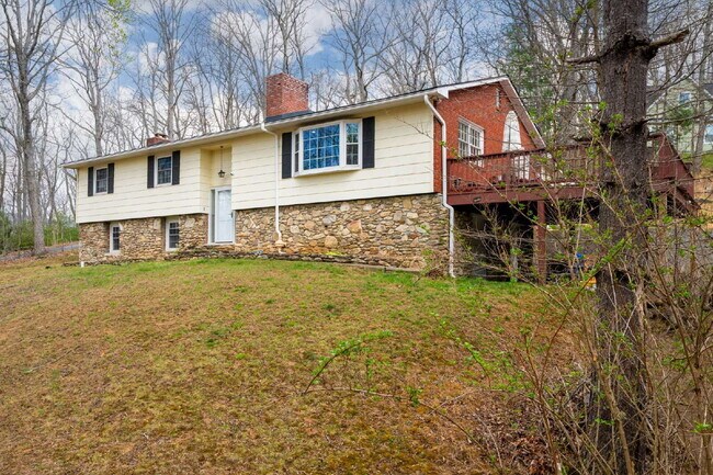 Building Photo - Fairview Retreat | 3BR/3BA with Finished Basement, 2-Car Garage & Private Yard — 17 Min to Asheville