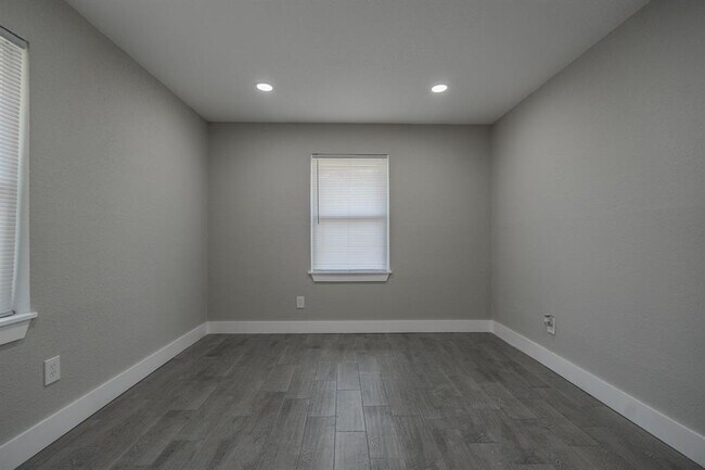 Building Photo - 2127 Strawberry Rd