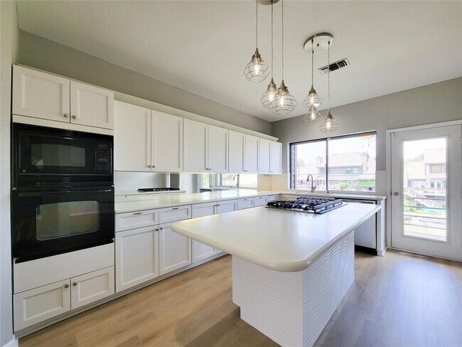 Building Photo - 18309 Sandy Cove Dr