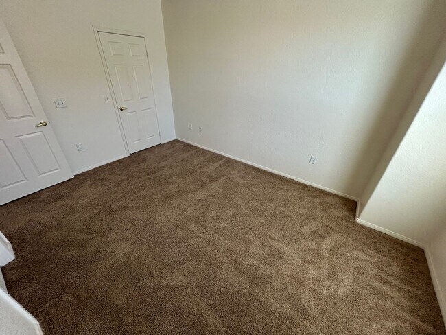 Building Photo - GREAT 2 BEDROOM CONDO IN NORTHWEST GATED C...