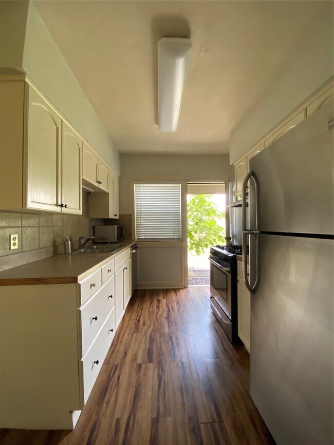 Building Photo - 1918 Sul Ross St