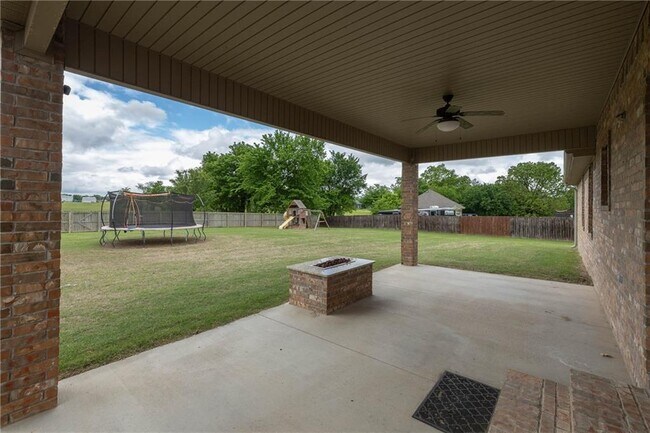 Building Photo - 13427 Meadow Ridge