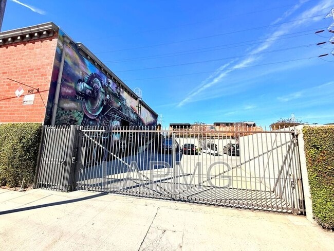 Building Photo - 1734 N Main St