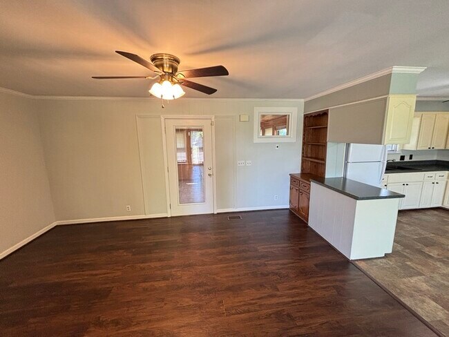 Building Photo - Close to Glenbrook area in Hendersonville!