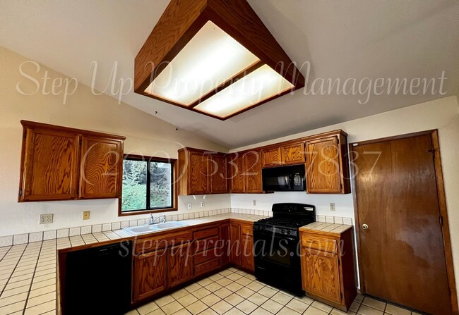 Building Photo - Spacious 3 Bedroom, 2.5 Bath Home in Myers Hill!