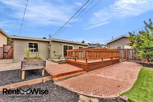 Building Photo - 110 Cuesta Dr