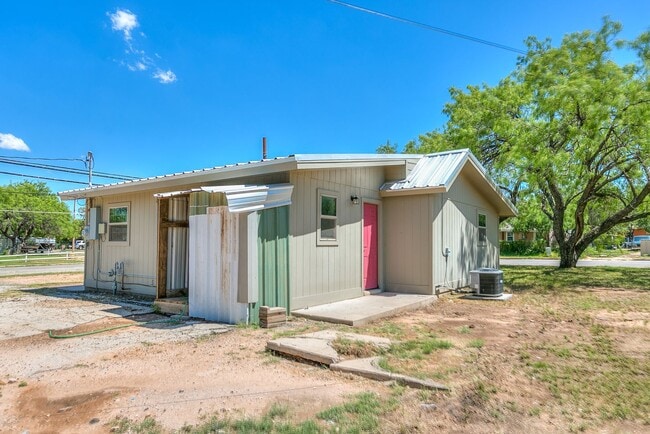 Building Photo - NOW AVAILABLE!!! Updated 2 bedroom 1 bath ...