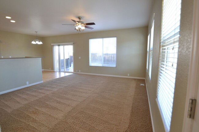 Building Photo - 3 Bed 2.5 Bath in Woodmen Hills w/AC