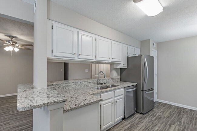 Building Photo - Discover Your Lakeside Oasis: 2 Bedroom Condo at Harris Lake