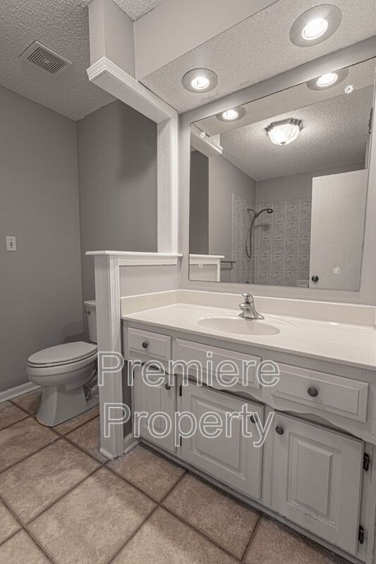 Building Photo - 1011 SW Lorman Dr