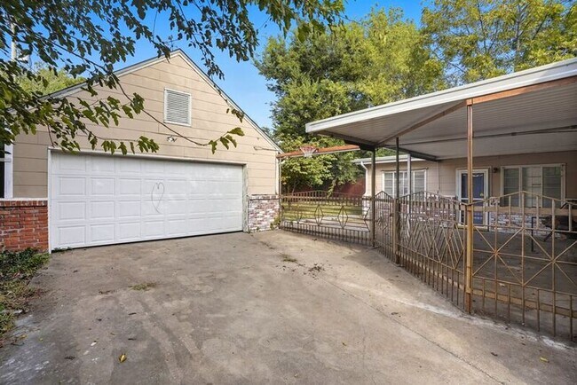 Building Photo - 1644 S Knoxville Ave
