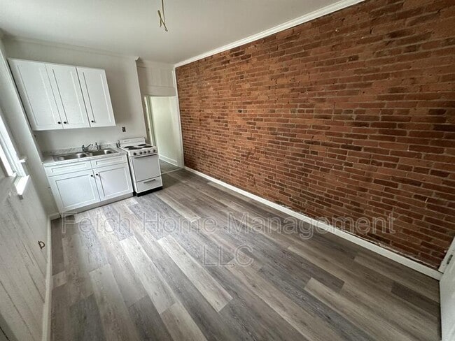 Building Photo - 528 S Duke St