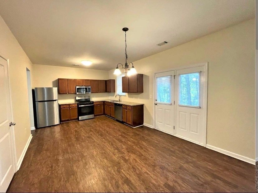 Building Photo - 2495 Valley Creek Dr