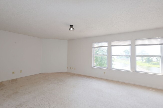 Building Photo - Spacious 4-Bed Waterfront Home in Westmere...