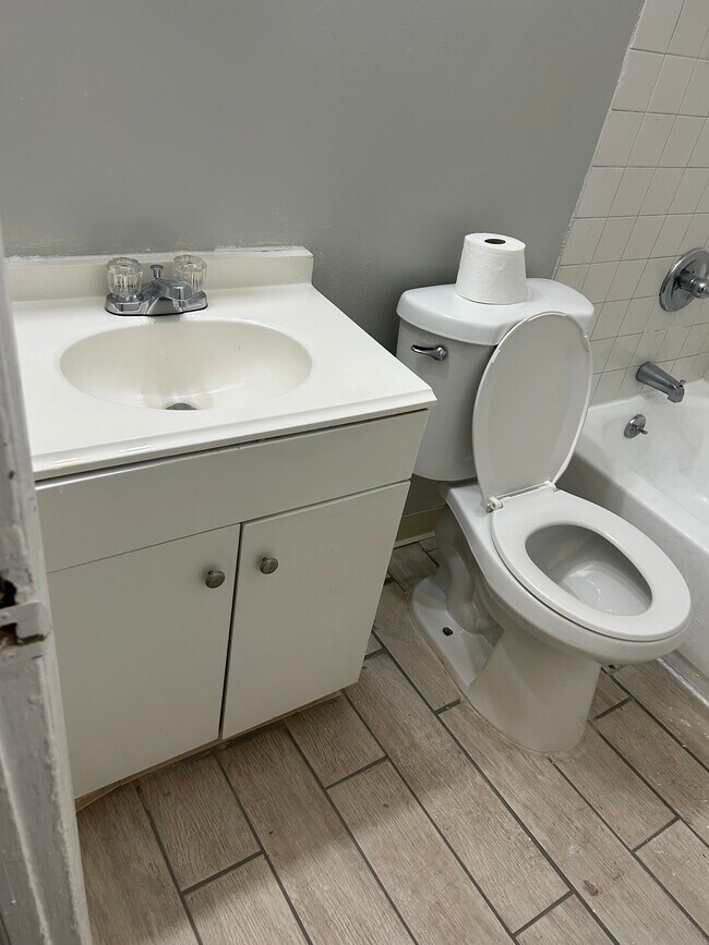 Building Photo - 1102 Morton Ave