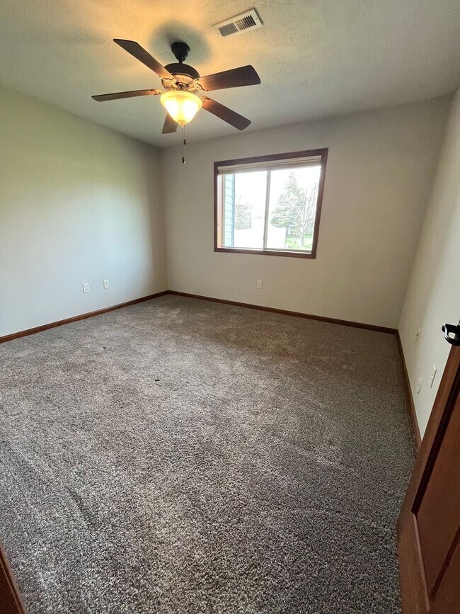 Building Photo - Ground Floor 2 Bed Condo with Attached Garage!