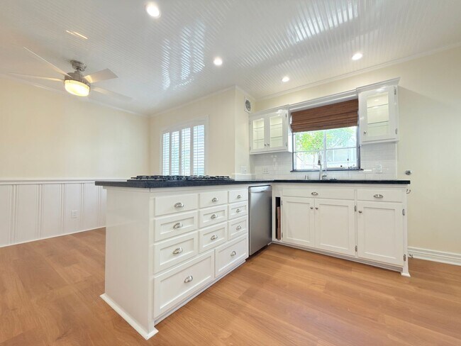 Building Photo - 12552 Oxnard St